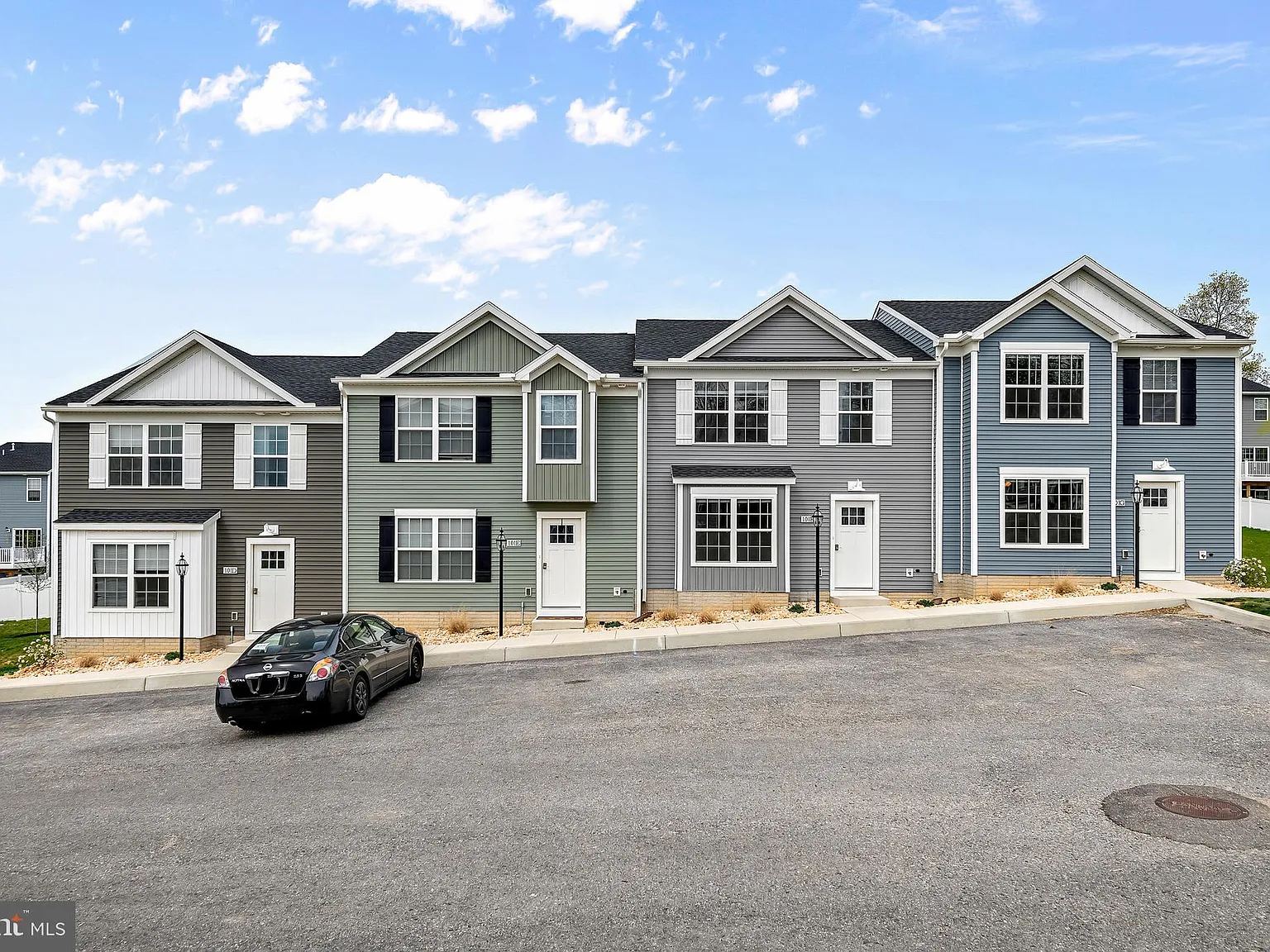 3 bed, 2.5 bath, 1252 sqft, $1,750 — Photo 1
