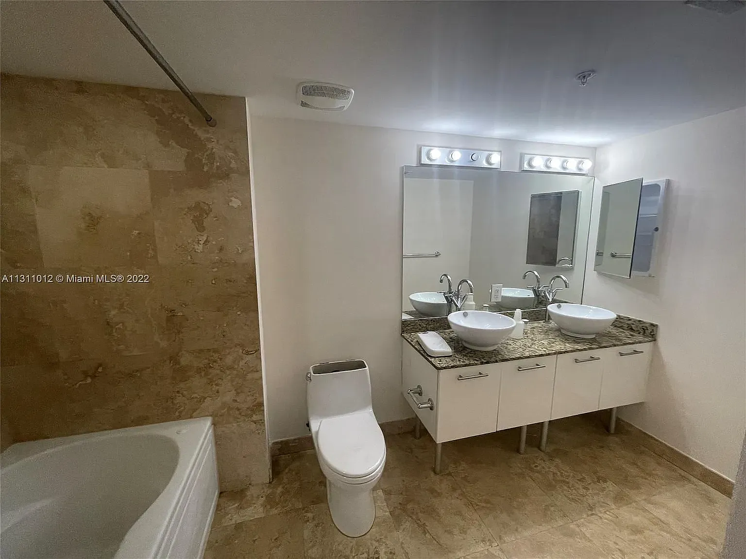 1 bed, 1.5 bath, 987 sqft, $2,700 — Photo 4