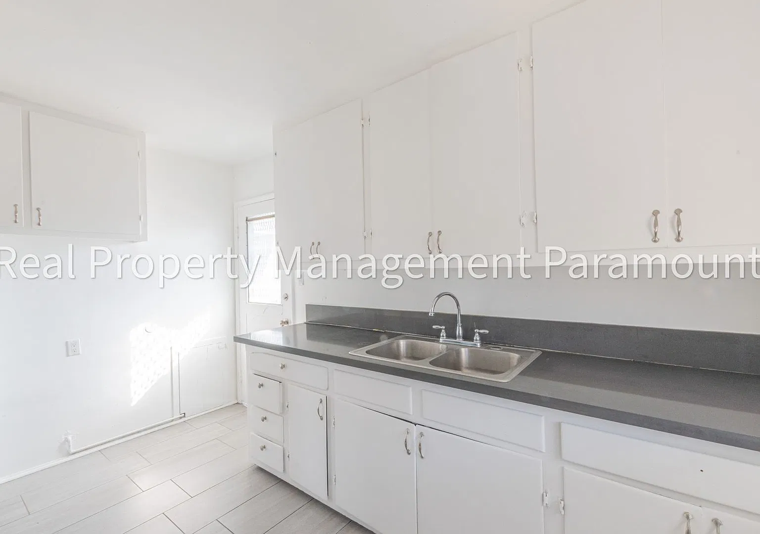 Fresh & Modern 2-Bed Apartment | Perfect Central LA Location — Photo 4