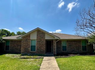 1610 Saint James Dr, Carrollton, TX 75007