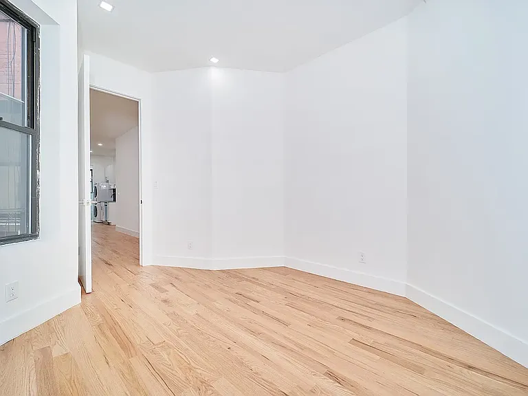 501 1/2 W 43rd St #3W — Photo 7