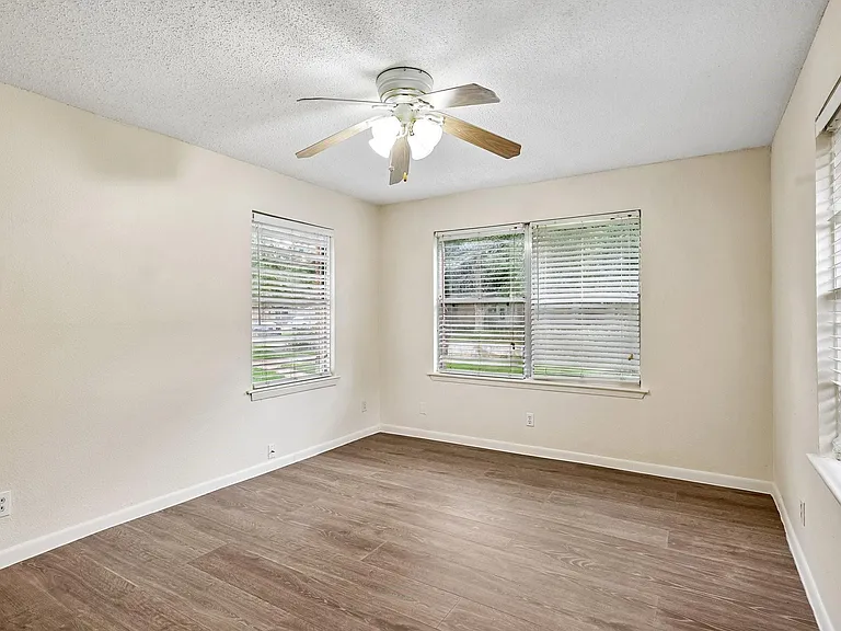 6401 Rowan Ln — Photo 17