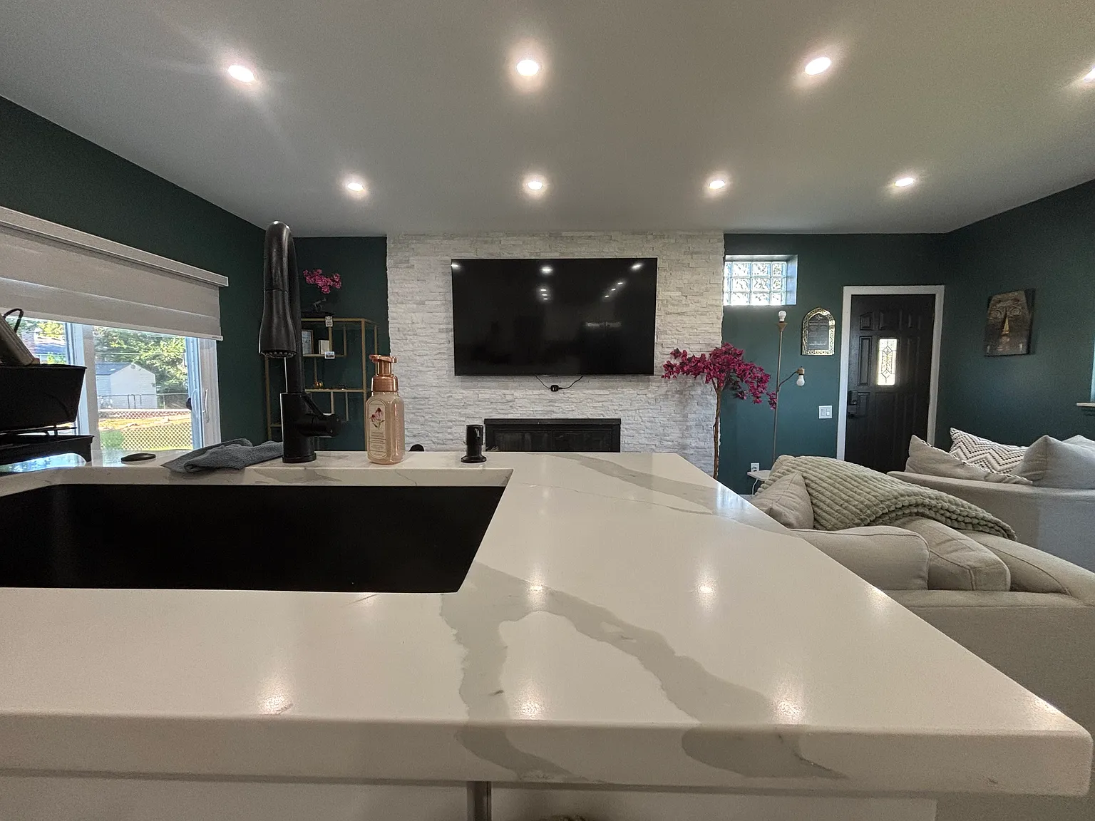 3 bed, 2310 sqft, $2,600 — Photo 4