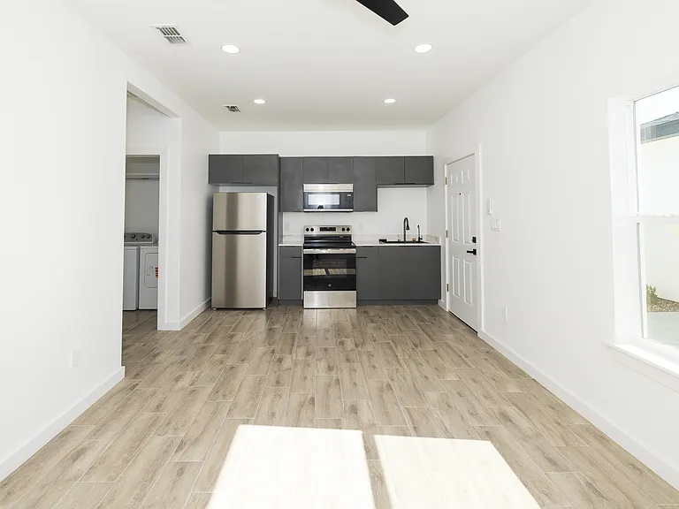 423 W Schunior St #1 — Photo 17