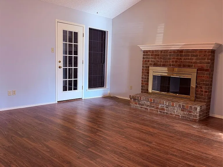 1712 Colonial Ct — Photo 2