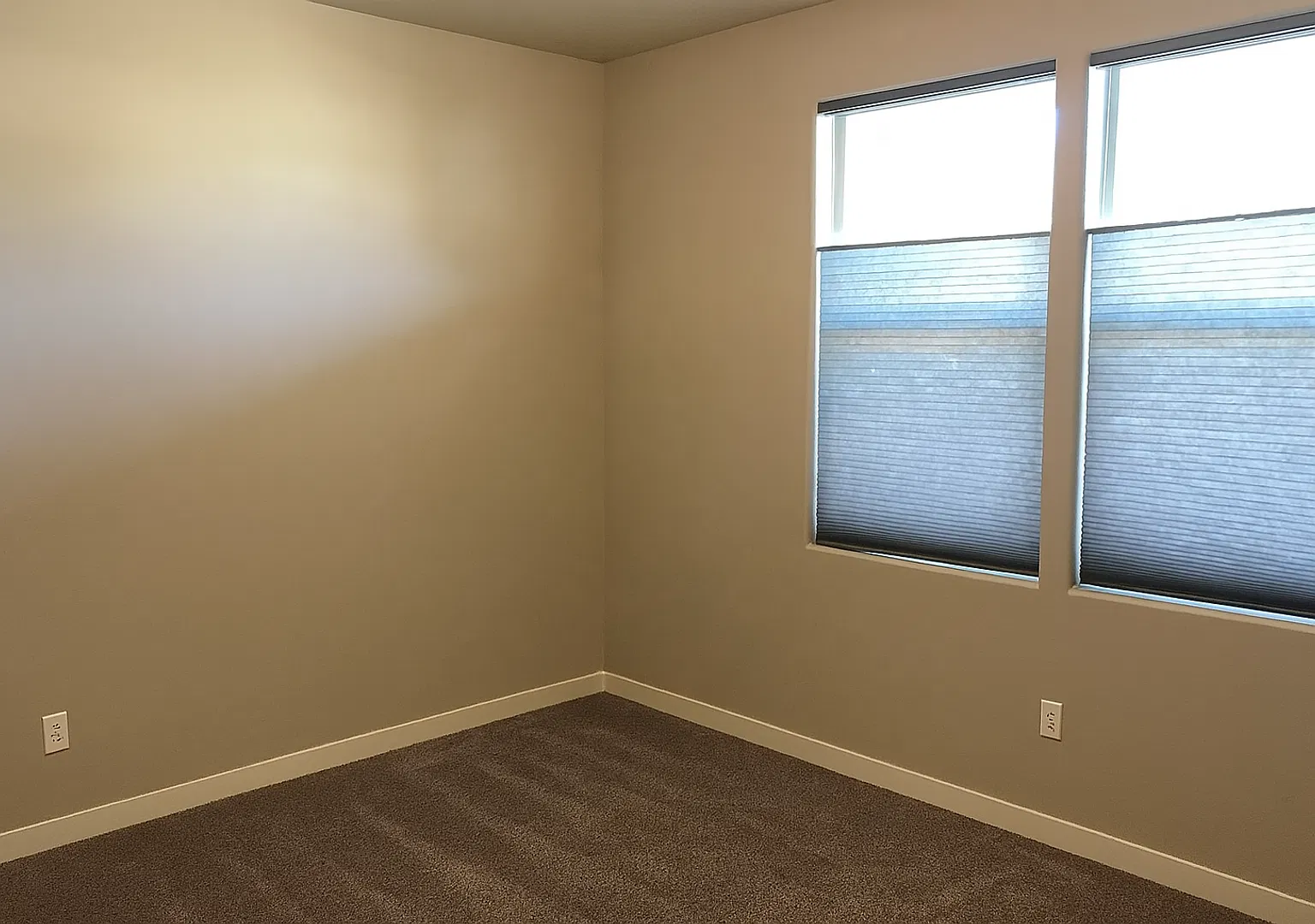 Gorgeous single-level 3x2 with fully fenced yard, AC, and soaking tub. — Photo 3