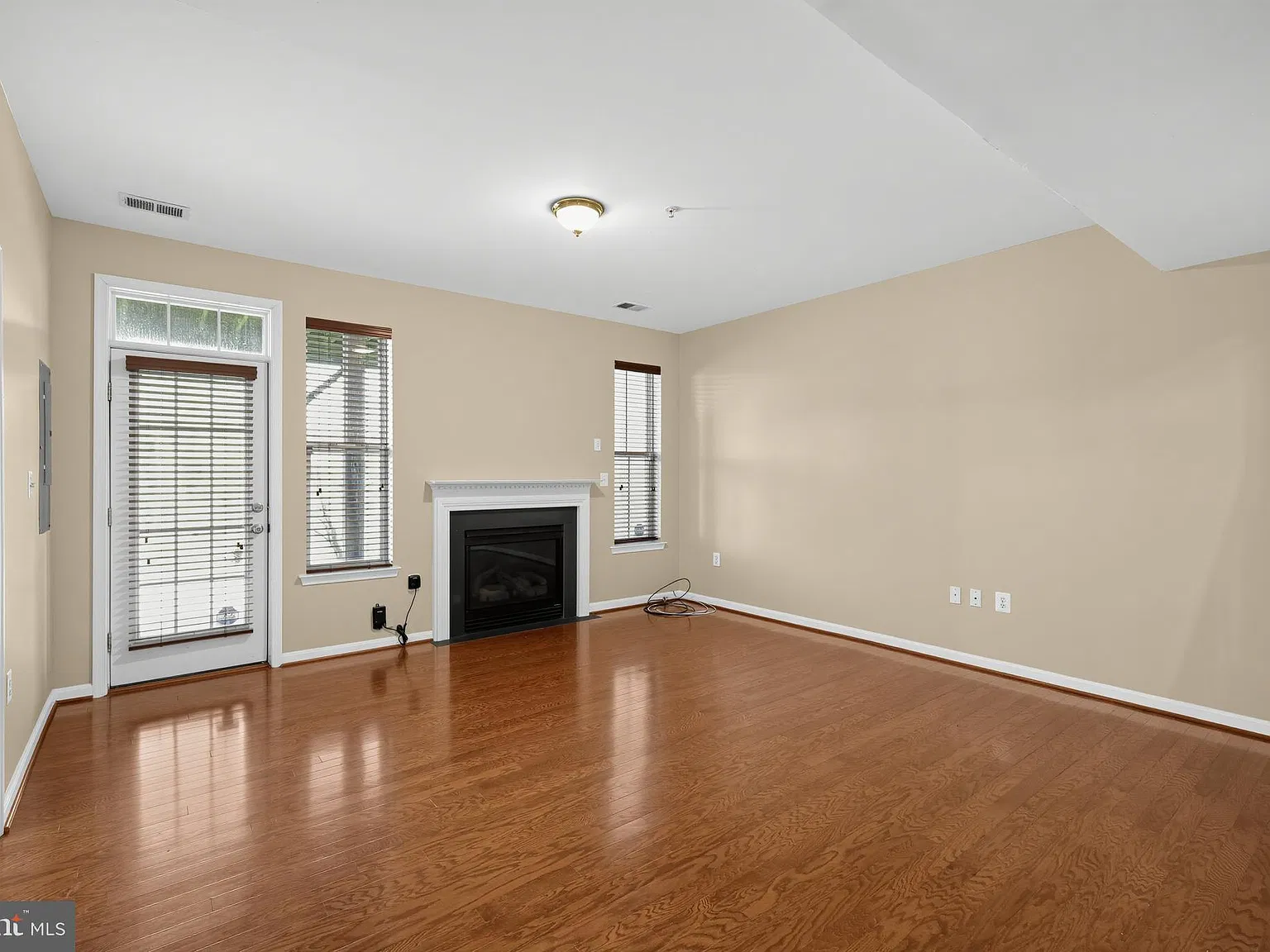 3 bed, 3.5 bath, 2640 sqft, $3,200 — Photo 3