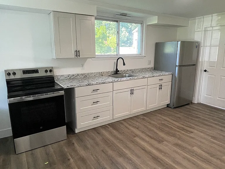 240 Robinson St — Photo 5