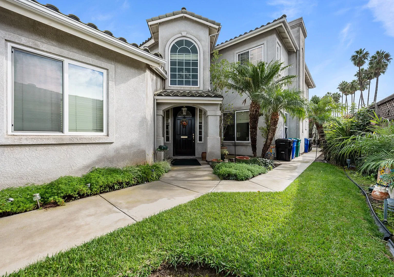 Expansive estate style home - 5 minute drive to SDSU! — Photo 1