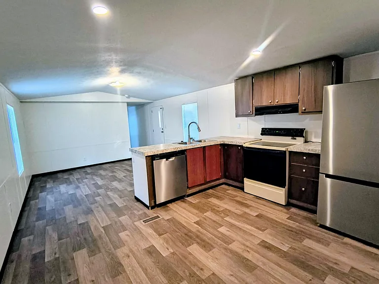 715 Windwood Dr — Photo 6