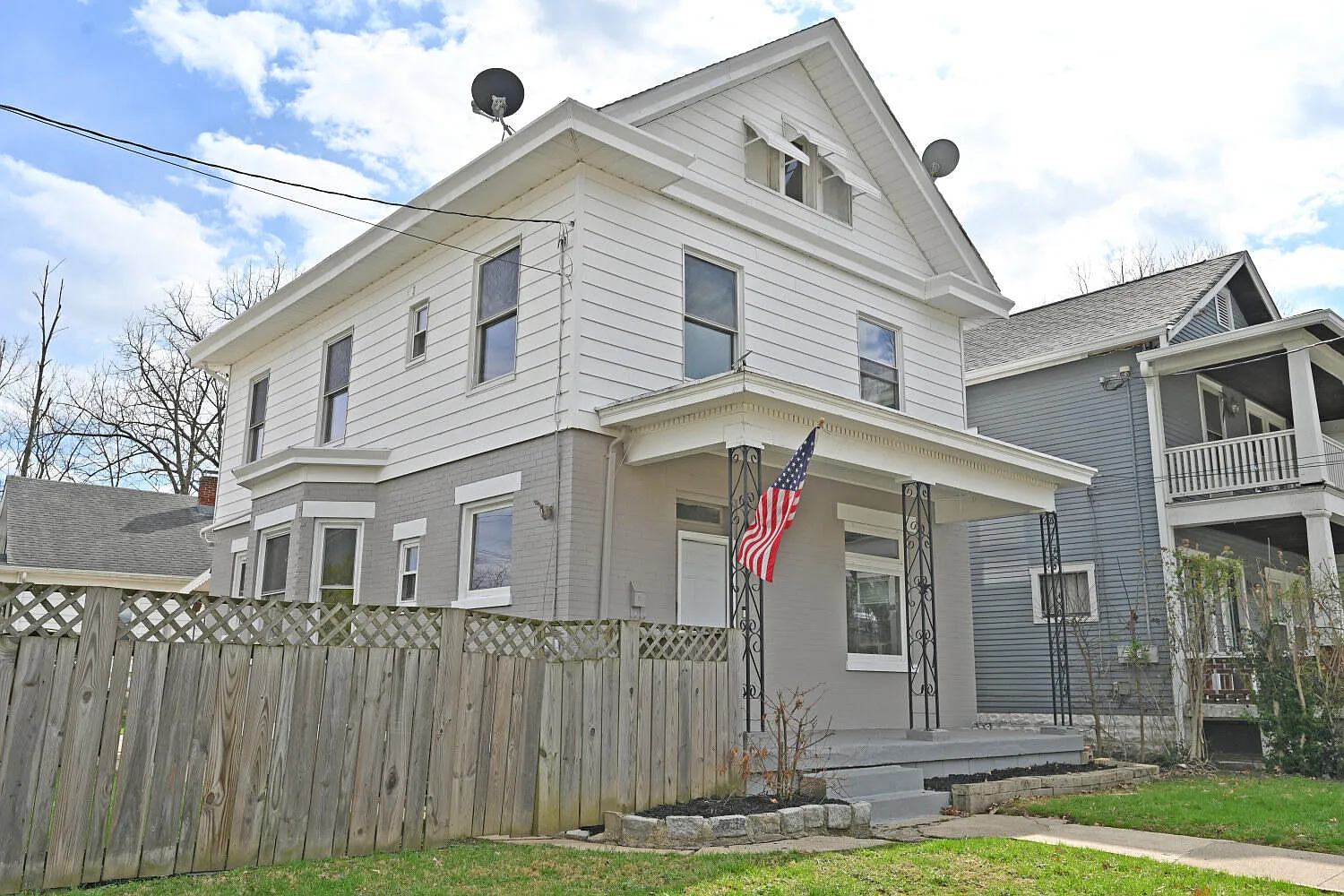 323 E 42nd St photo 1