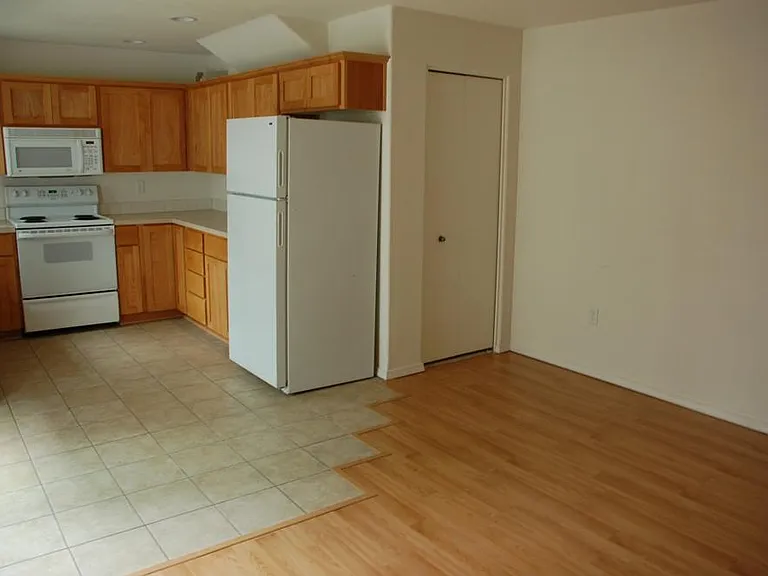 11811 SE Pine St — Photo 2