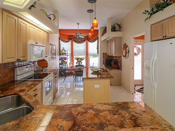 5th image of 3211 Village Ln