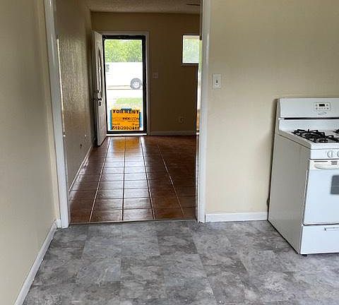4th image of 702 E 10th St