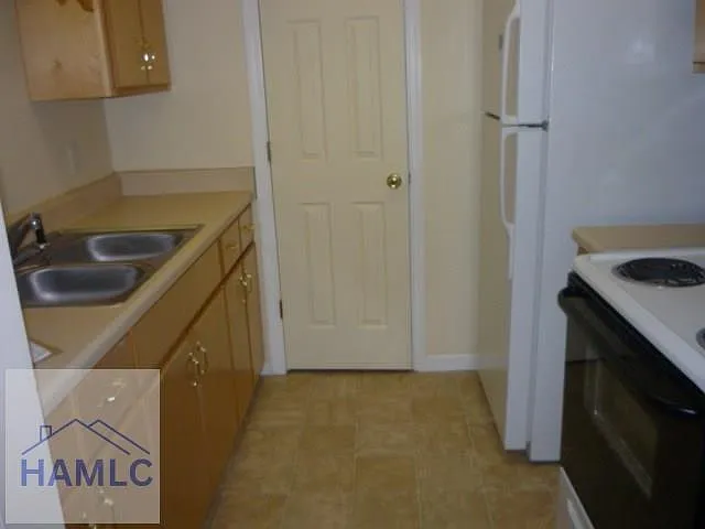 132-6 Rolland St — Photo 8