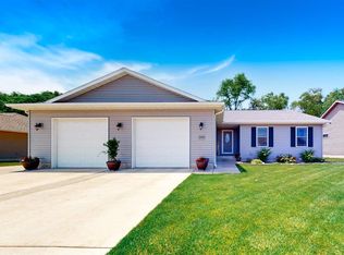 1708 Whitetail Ln, Pekin, IL 61554