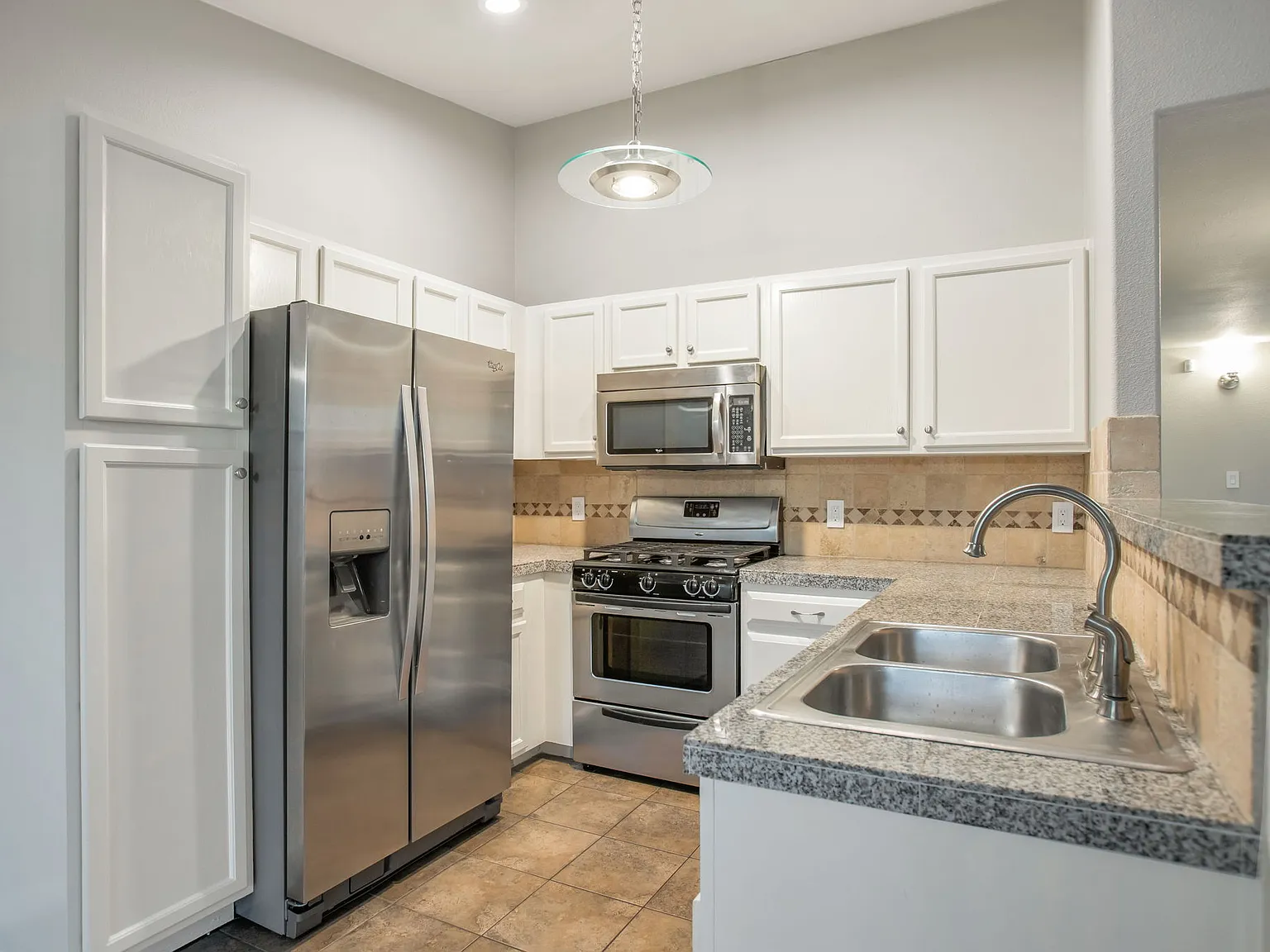 3 bed, 1282 sqft, $2,200 — Photo 3