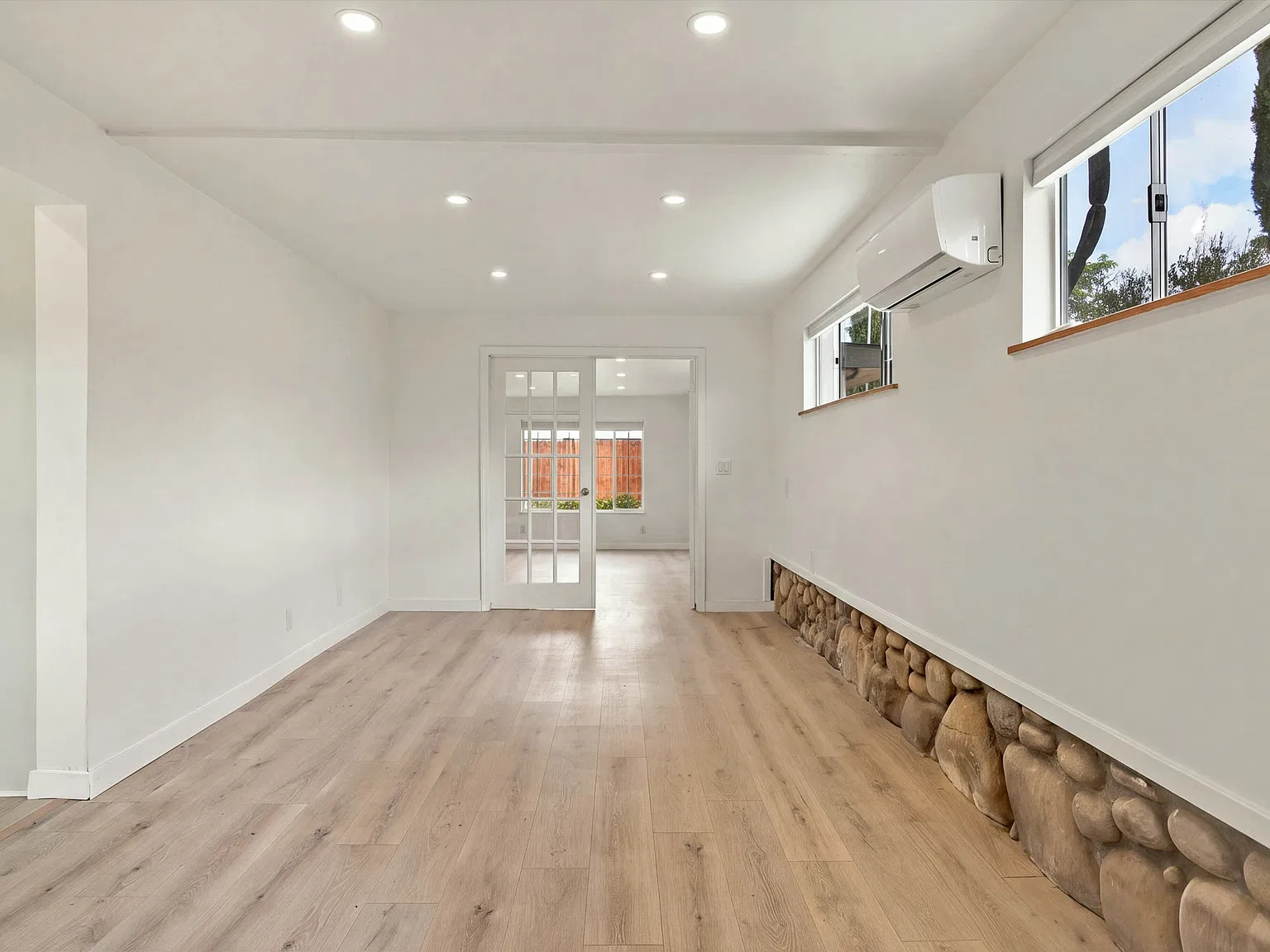 4 bed, 2.5 bath, 2450 sqft, $5,200 — Photo 3