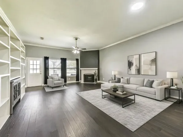 911 Woodfern Glen Ln, Pearland, TX 77584
