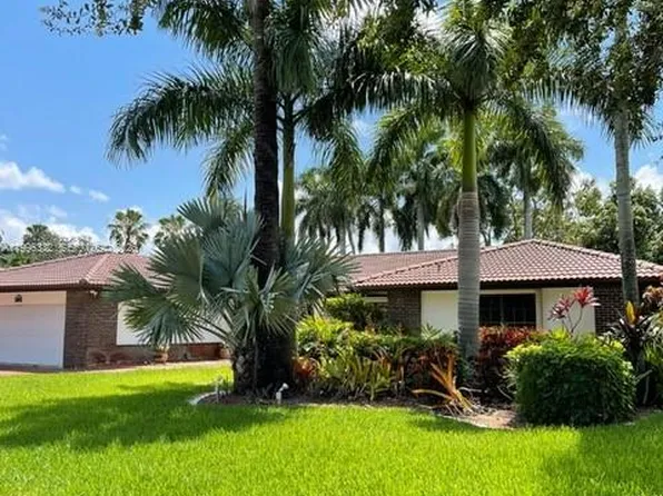 19265 E Saint Andrews Dr, Hialeah, FL 33015