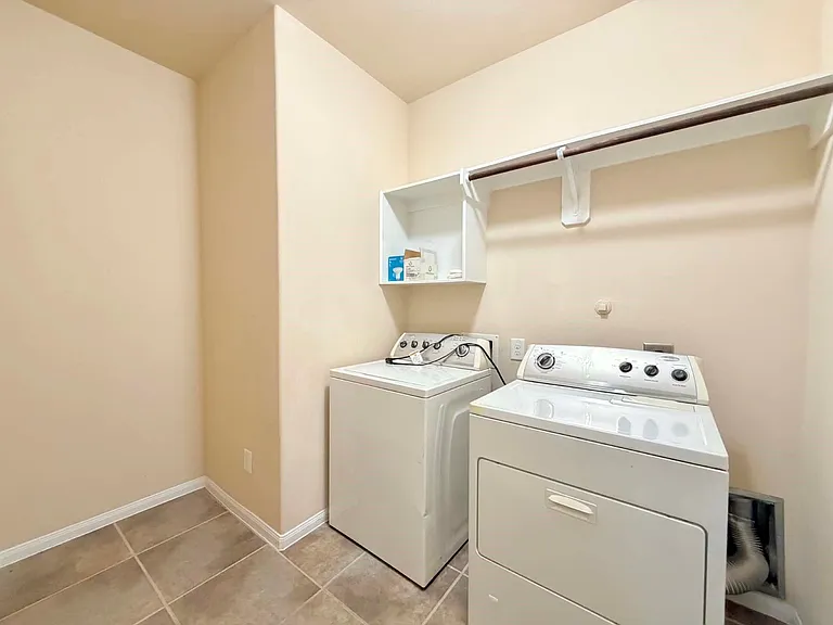 1247 S Maple Dr — Photo 17