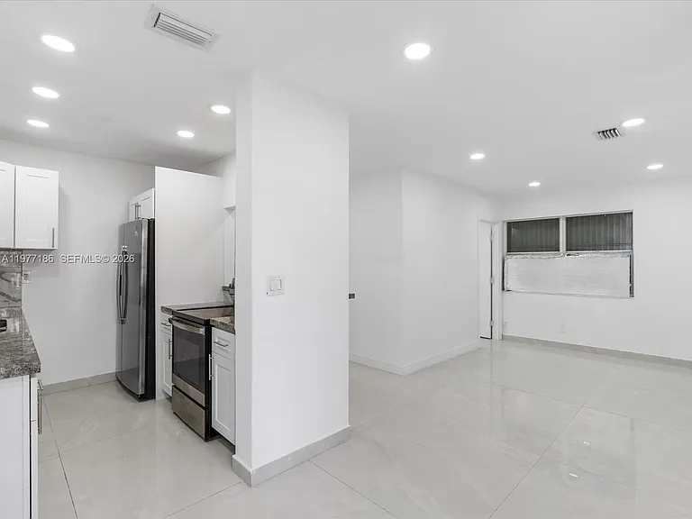 4331 SW 31st Dr — Photo 4