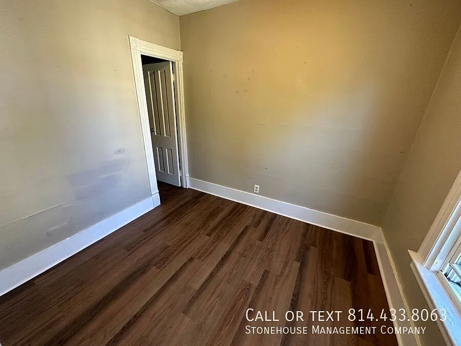 Clean 2 bedroom upper available! — Photo 4