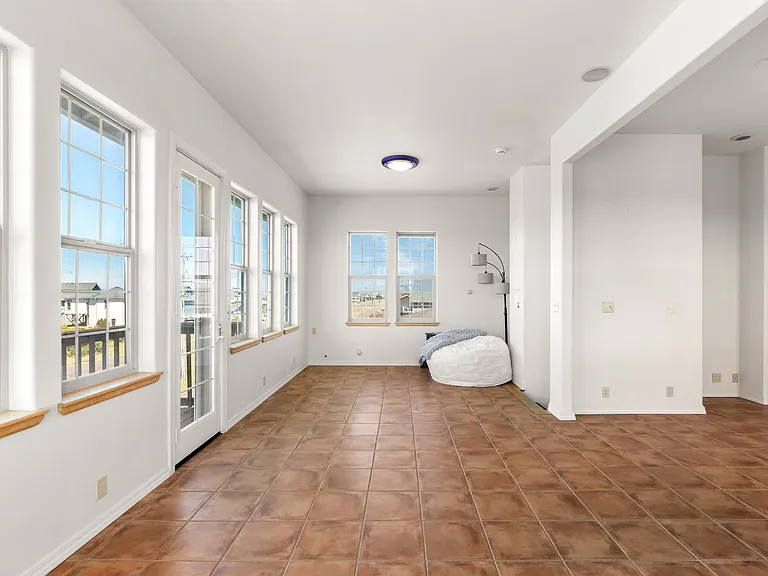1140 Ocean Shores Blvd SW — Photo 3