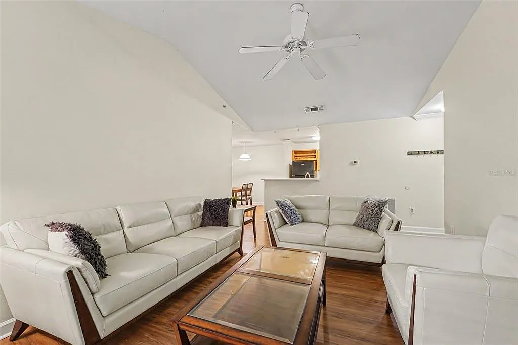 2 bed, 1.0 bath, 1050 sqft, $1,700 — Photo 3