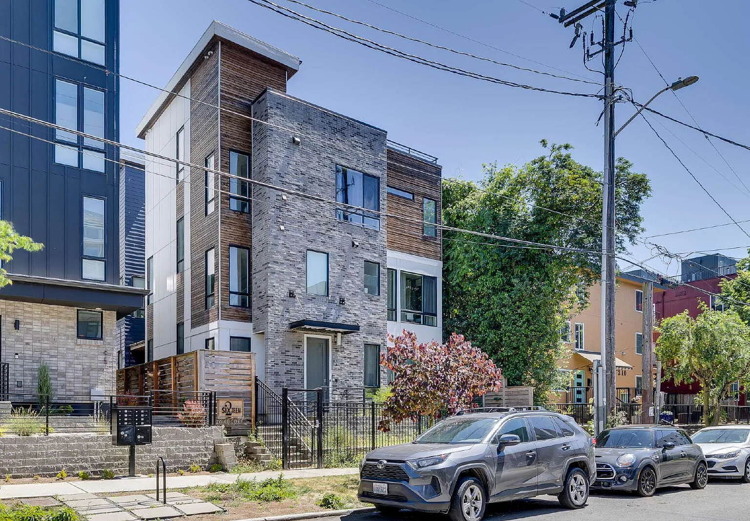 Luxury Capitol Hill Townhome Available Now! — Photo 2