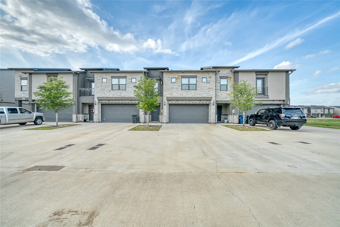 Building Photo - 528 Hayes Ln