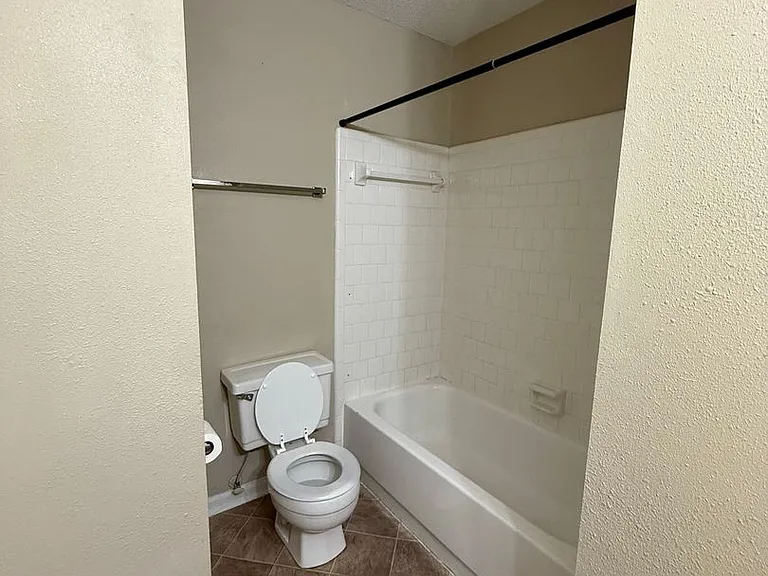 411 Greenbriar Dr — Photo 10