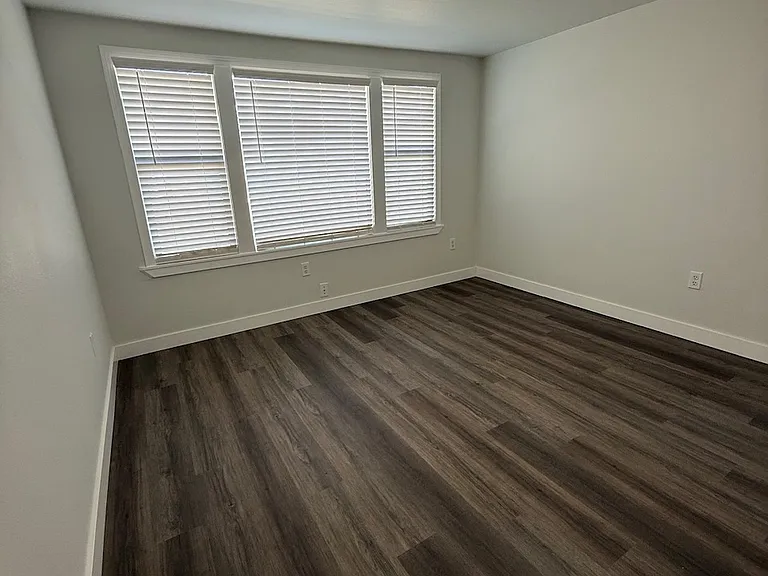 New blinds, fresh paint & new flooring throughout