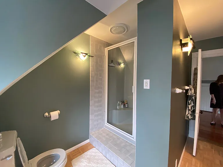 En suite full bath (11' x 14')