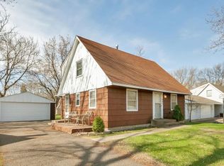 902 Woody Ln NW, Coon Rapids, MN 55448