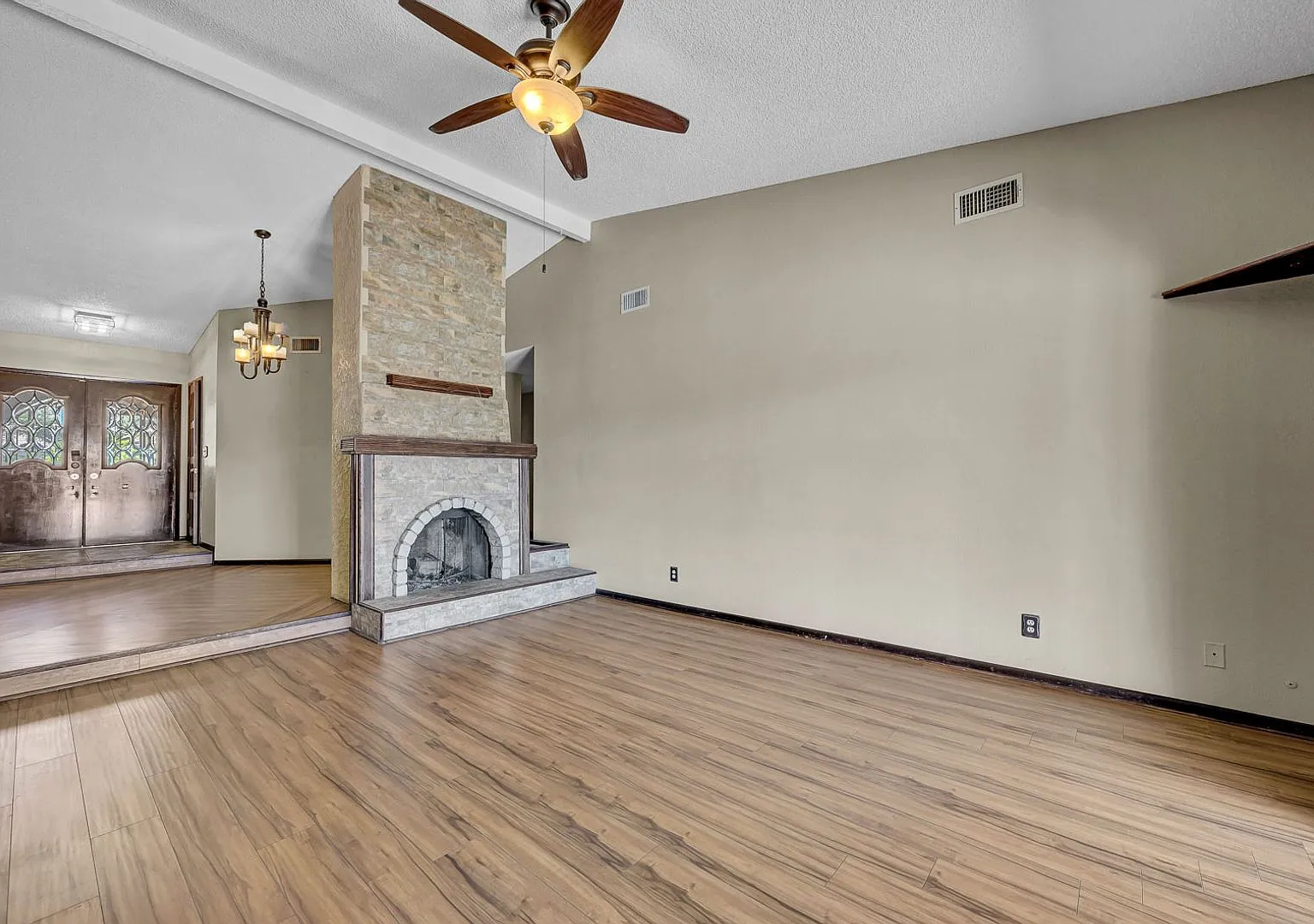 5-bedroom, 4-bathroom single-story home — Photo 4