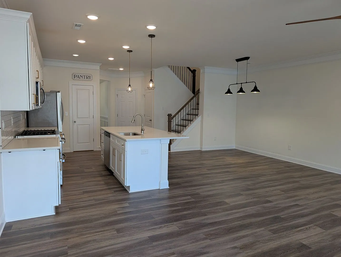 Beautiful 3 Bedroom, 2.5 Bathroom Townhome in Harrisburg Village. Don't Miss Out! — Photo 3
