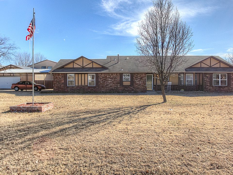 Gundy's Airport Access!  40x50 hangar w/loft and utility bath w/shower and an attached, oversized 2-car gar.  Brick home with 3 bedrooms, 2 baths, 2 living areas plus sunroom that overlooks the inground pool in back.  Approx. 1 acre lot, fenced back yard.