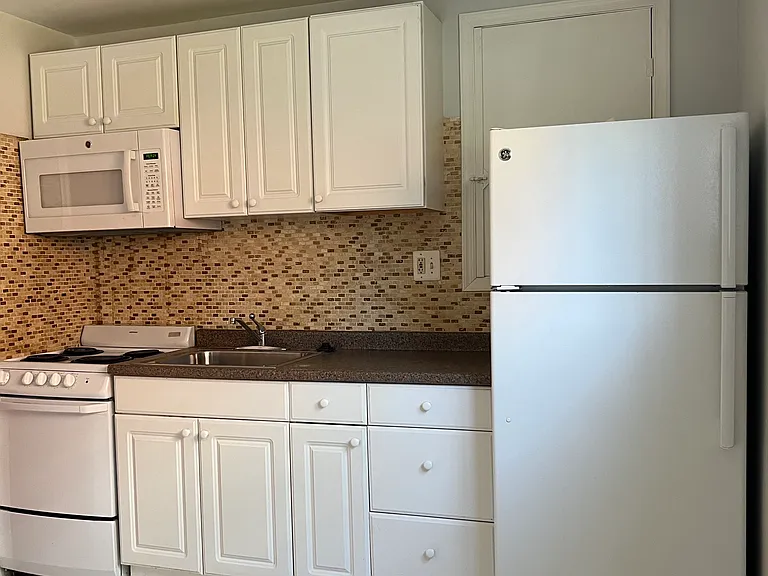 618 Geranium St NW #1 — Photo 5
