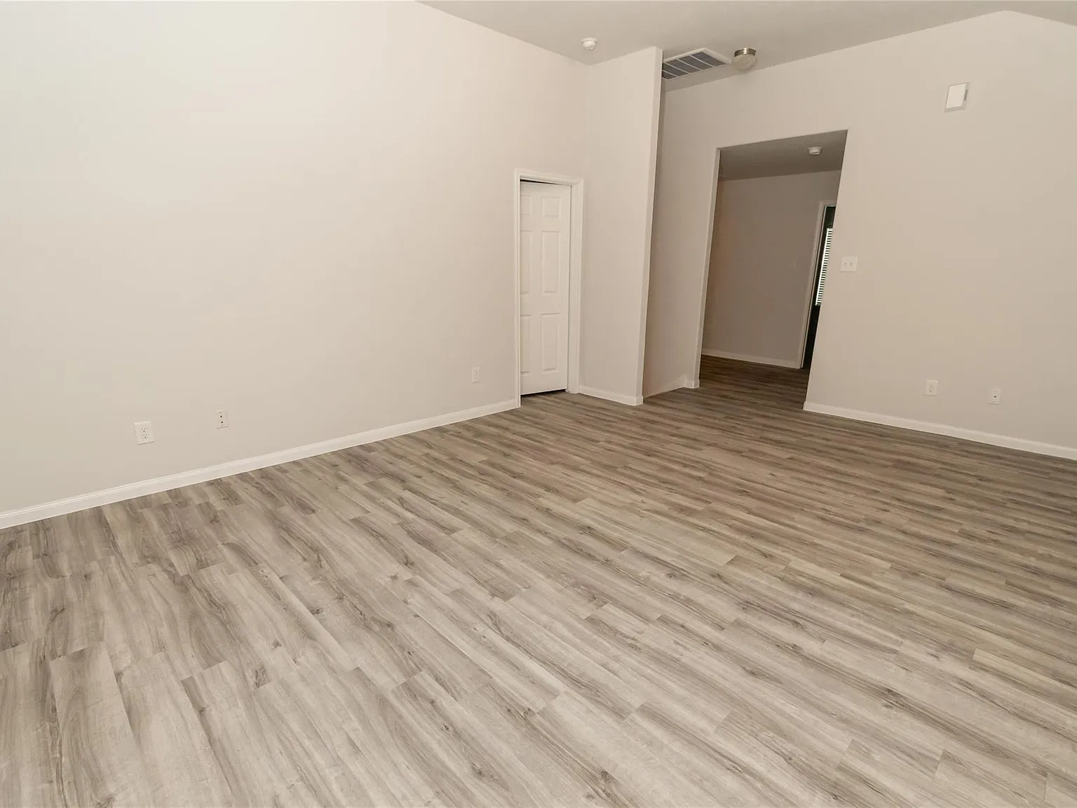4 bed, 2.5 bath, 2380 sqft, $2,350 — Photo 4