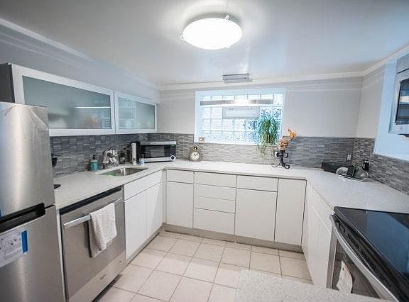 brand new stainless kitchen with quartz countertops