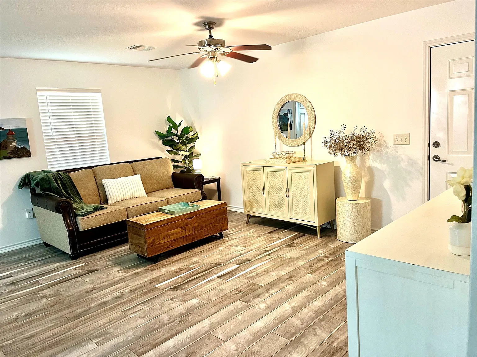 2 bed, 1.0 bath, 1038 sqft, $2,000 — Photo 3