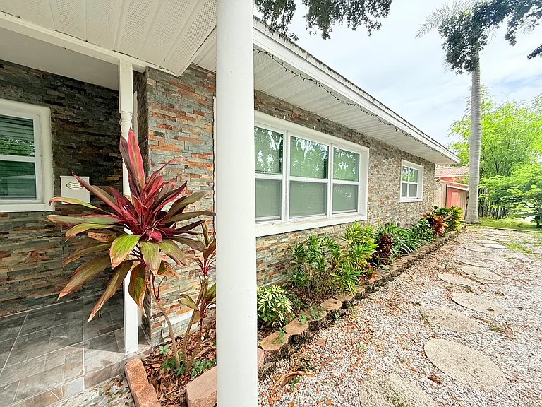 1557 Robinson Dr N — Photo 4
