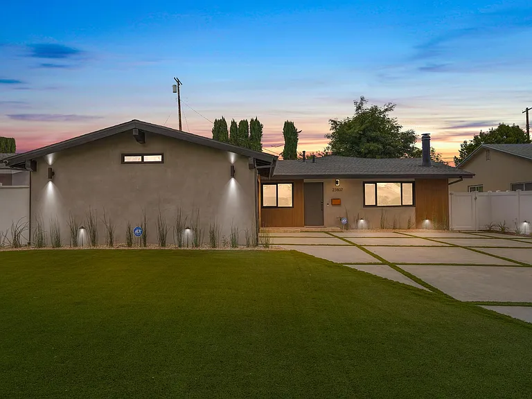 23807 Archwood St — Photo 4