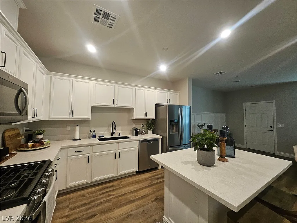 3 bed, 2.5 bath, 1832 sqft, $2,400 — Photo 1