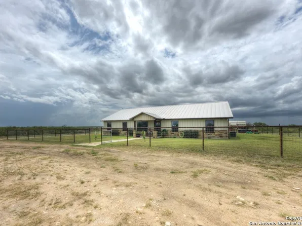 699 County Road 654, Devine, TX 78016