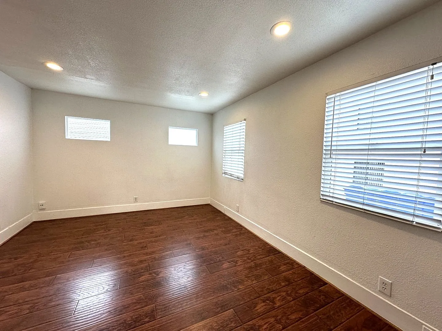 Hillcrest 1-Bedroom Duplex w/Parking and In-Unit Laundry- Available Now! — Photo 4