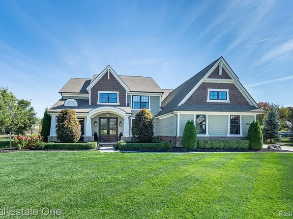 3435 Royal Berkshire Ln, Oakland, MI 48363