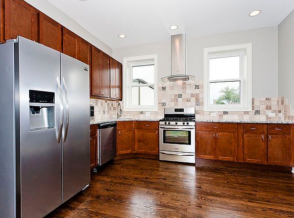 4th image of 2819 W Barry Ave APT 2r