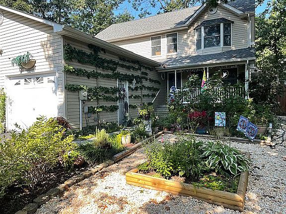 3rd image of 140 Fair Lawn Ct
